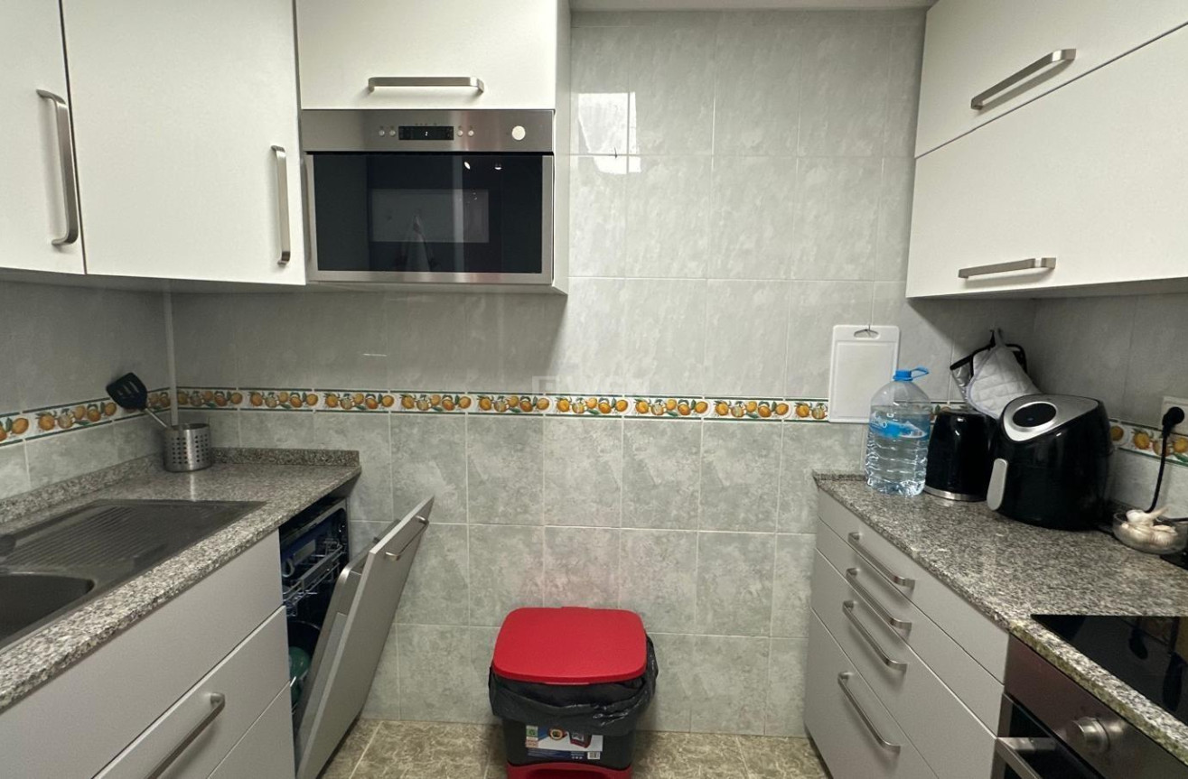 Odsprzedaż - Mieszkanie w bloku - Torrevieja - Estacion De Autobuses