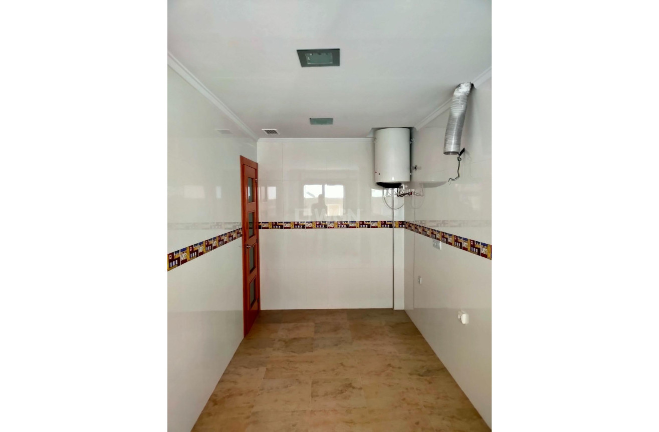 Odsprzedaż - Mieszkanie w bloku - Torrevieja - Estacion De Autobuses