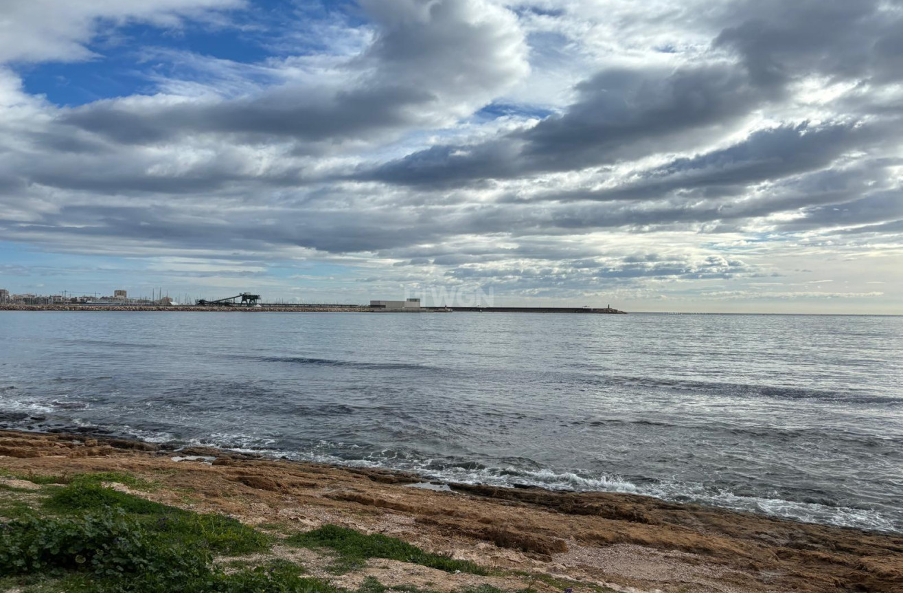 Odsprzedaż - Mieszkanie w bloku - Torrevieja - Playa De Los Naufragos