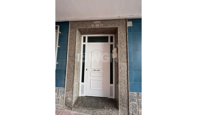 Odsprzedaż - Mieszkanie w bloku - Torrevieja - Playa De Los Naufragos