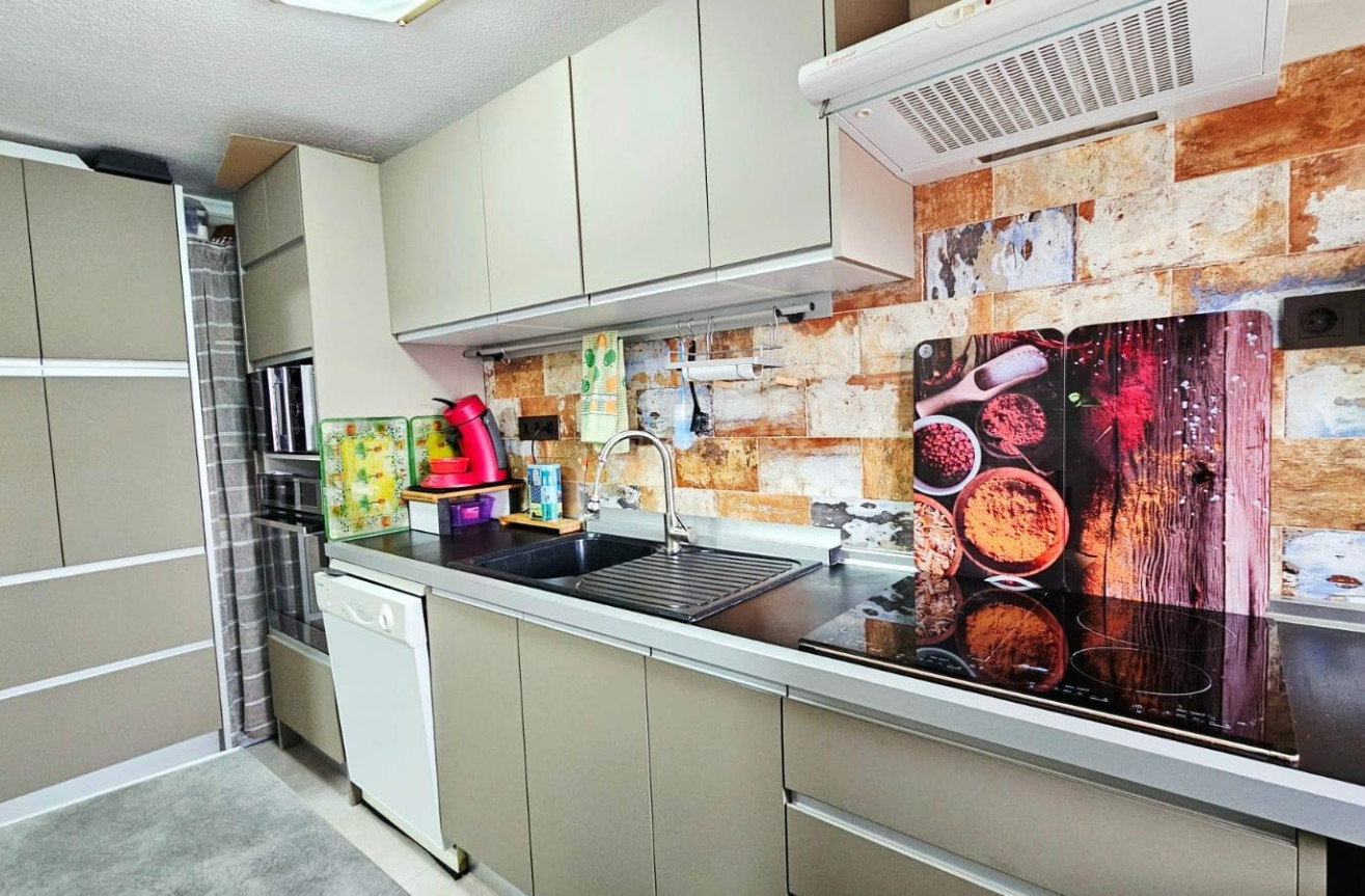 Odsprzedaż - Mieszkanie w bloku - Torrevieja - Playa De Los Naufragos