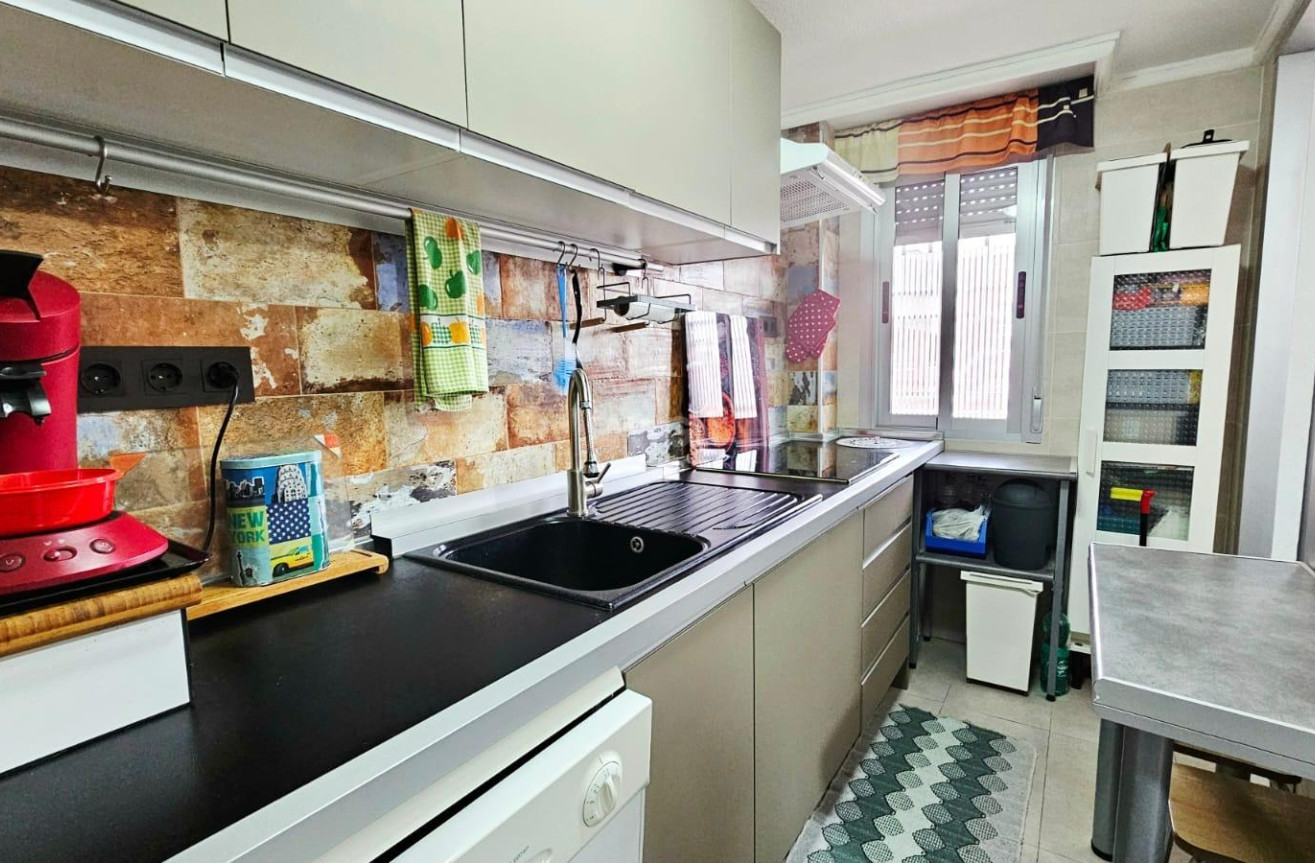 Odsprzedaż - Mieszkanie w bloku - Torrevieja - Playa De Los Naufragos