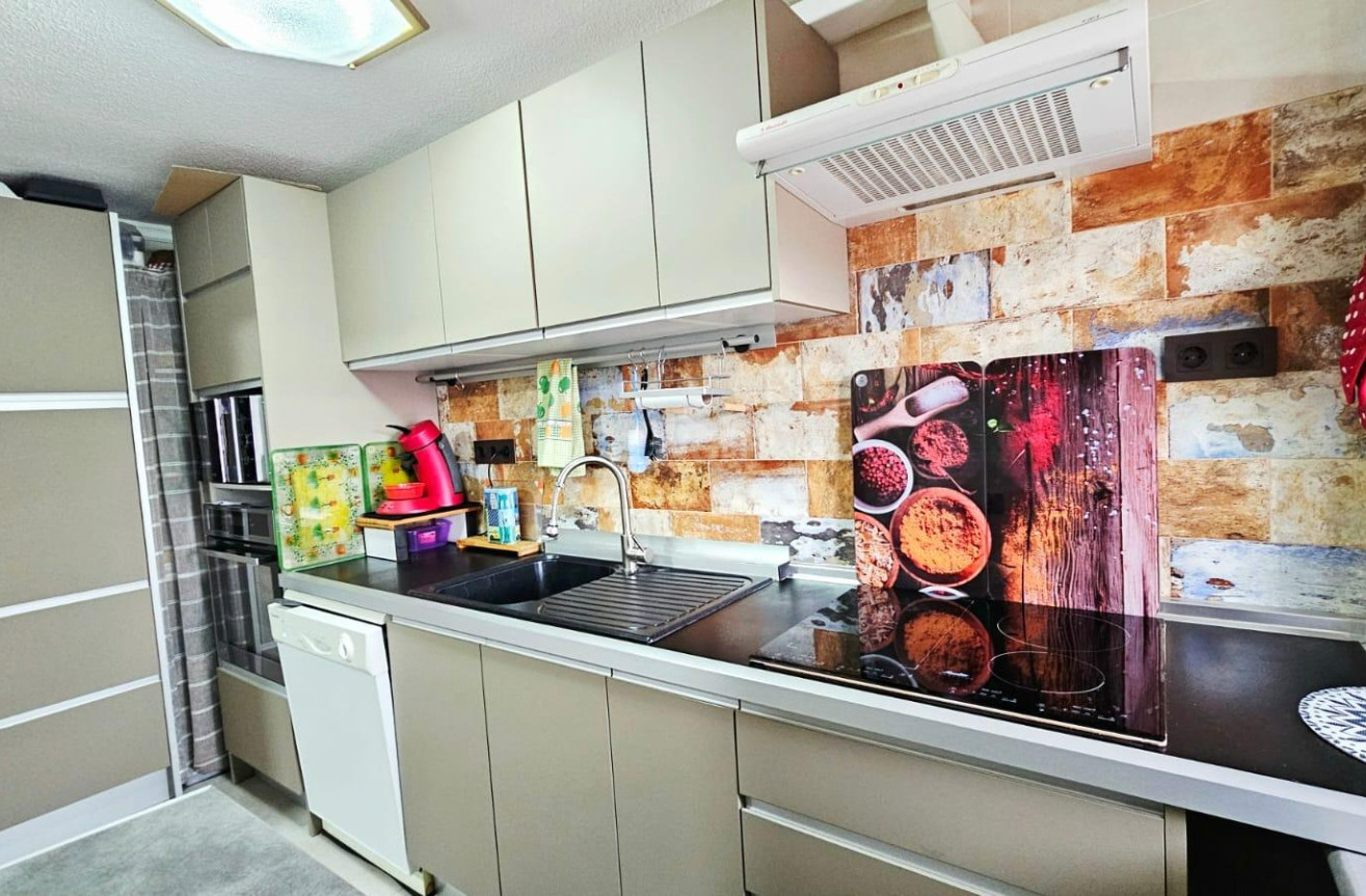 Odsprzedaż - Mieszkanie w bloku - Torrevieja - Playa De Los Naufragos