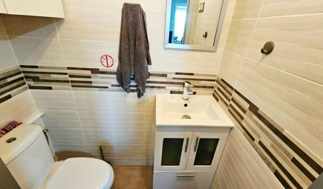 Odsprzedaż - Mieszkanie w bloku - Torrevieja - Playa De Los Naufragos