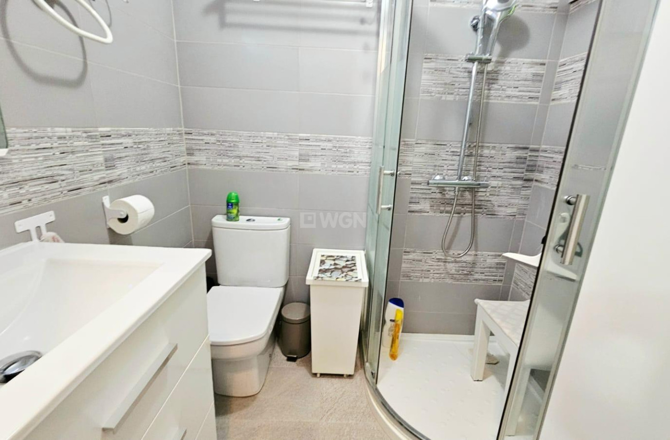 Odsprzedaż - Mieszkanie w bloku - Torrevieja - Playa De Los Naufragos