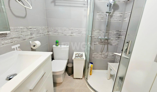 Odsprzedaż - Mieszkanie w bloku - Torrevieja - Playa De Los Naufragos