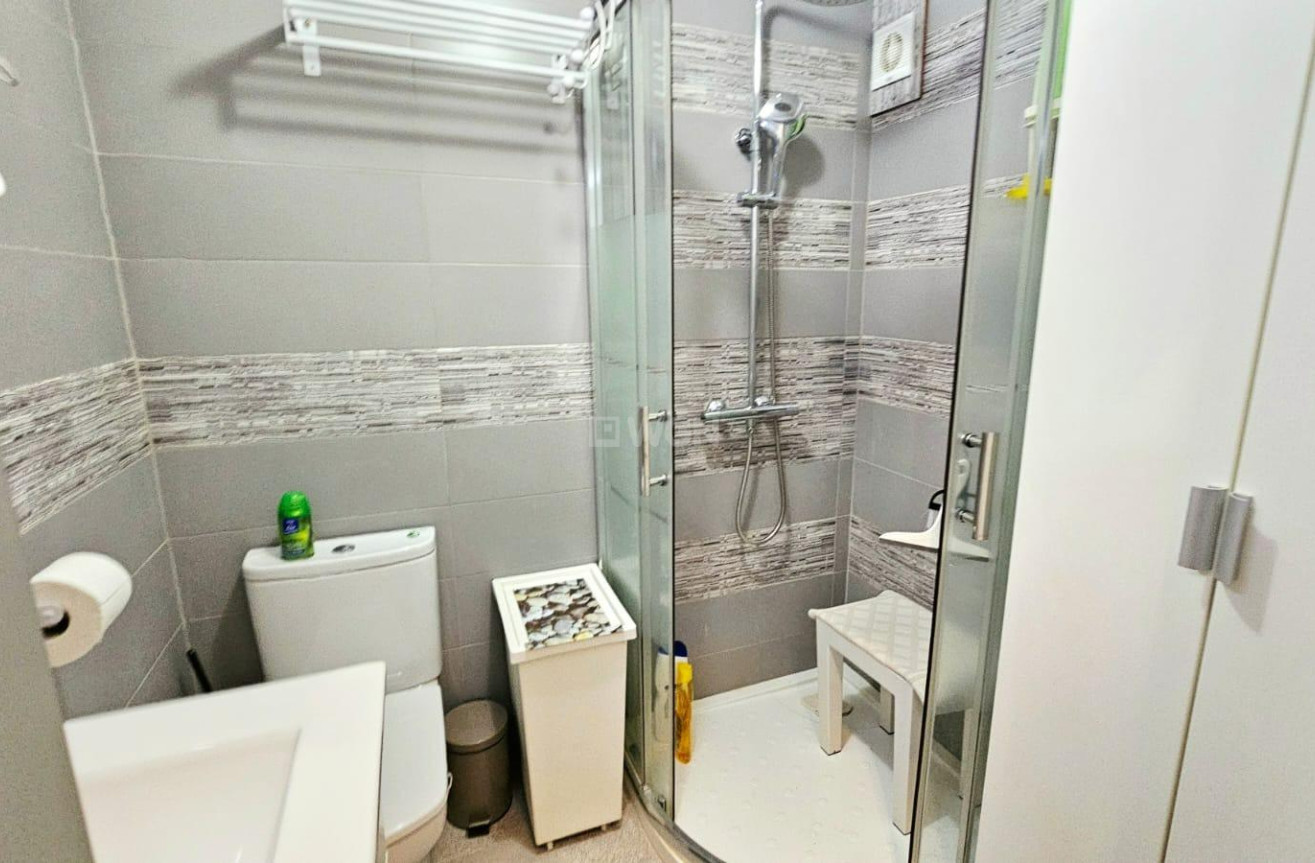 Odsprzedaż - Mieszkanie w bloku - Torrevieja - Playa De Los Naufragos