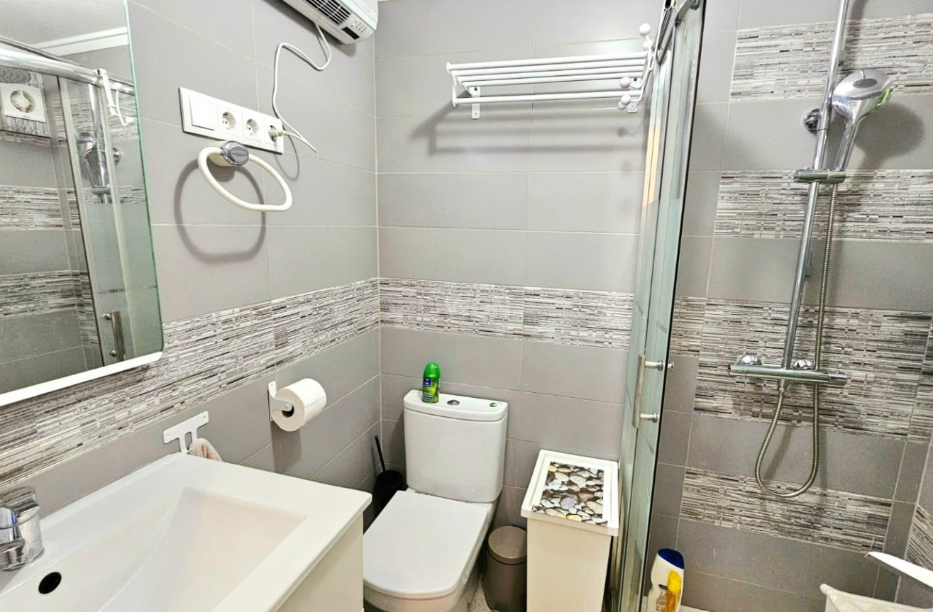 Odsprzedaż - Mieszkanie w bloku - Torrevieja - Playa De Los Naufragos