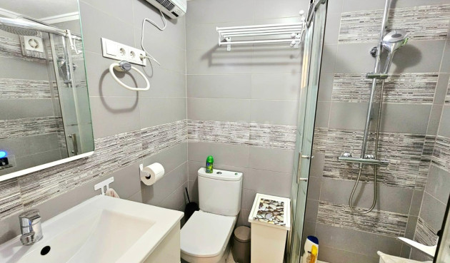 Odsprzedaż - Mieszkanie w bloku - Torrevieja - Playa De Los Naufragos