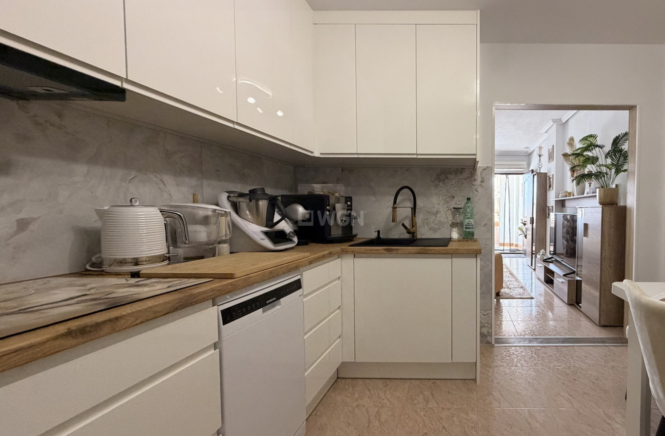 Odsprzedaż - Mieszkanie w bloku - Torrevieja - Urb. Calas Blancas III