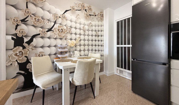 Odsprzedaż - Mieszkanie w bloku - Torrevieja - Urb. Calas Blancas III