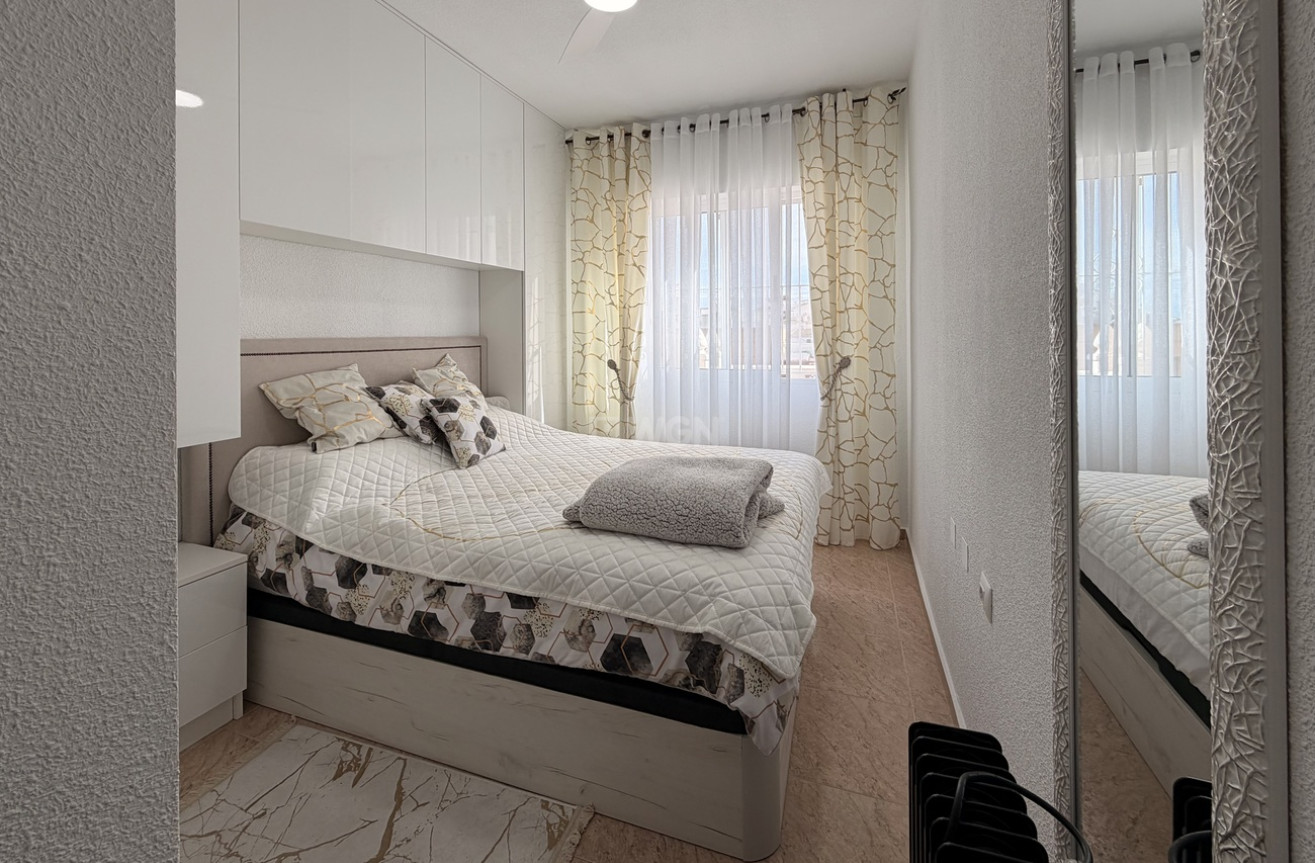 Odsprzedaż - Mieszkanie w bloku - Torrevieja - Urb. Calas Blancas III