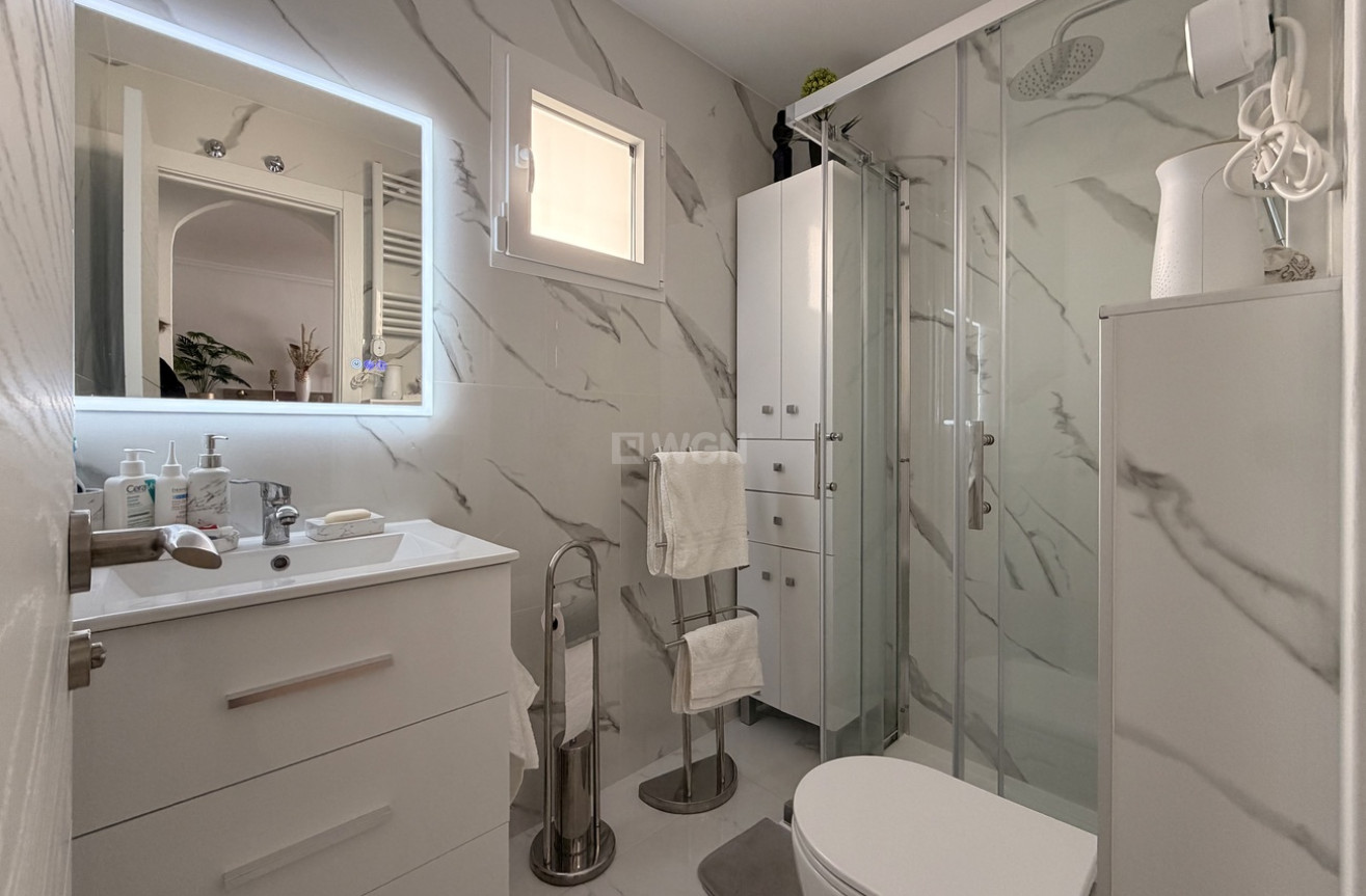 Odsprzedaż - Mieszkanie w bloku - Torrevieja - Urb. Calas Blancas III