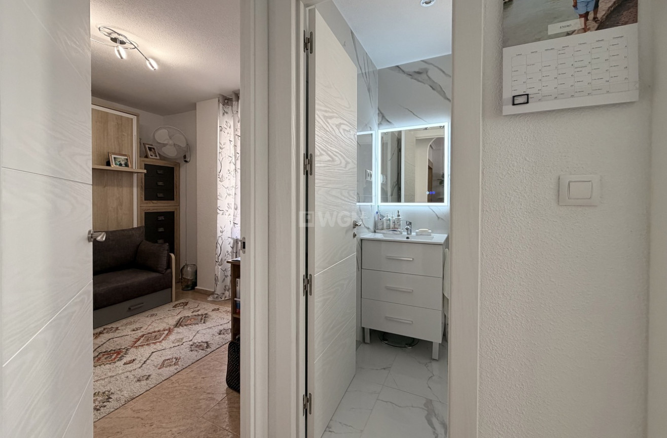 Odsprzedaż - Mieszkanie w bloku - Torrevieja - Urb. Calas Blancas III