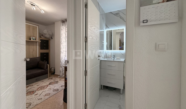 Odsprzedaż - Mieszkanie w bloku - Torrevieja - Urb. Calas Blancas III