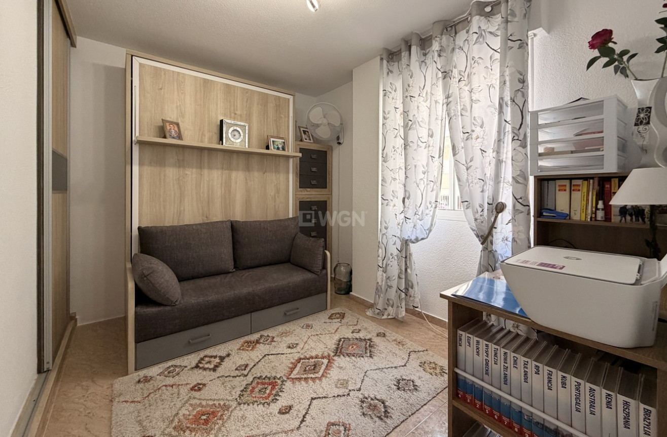 Odsprzedaż - Mieszkanie w bloku - Torrevieja - Urb. Calas Blancas III