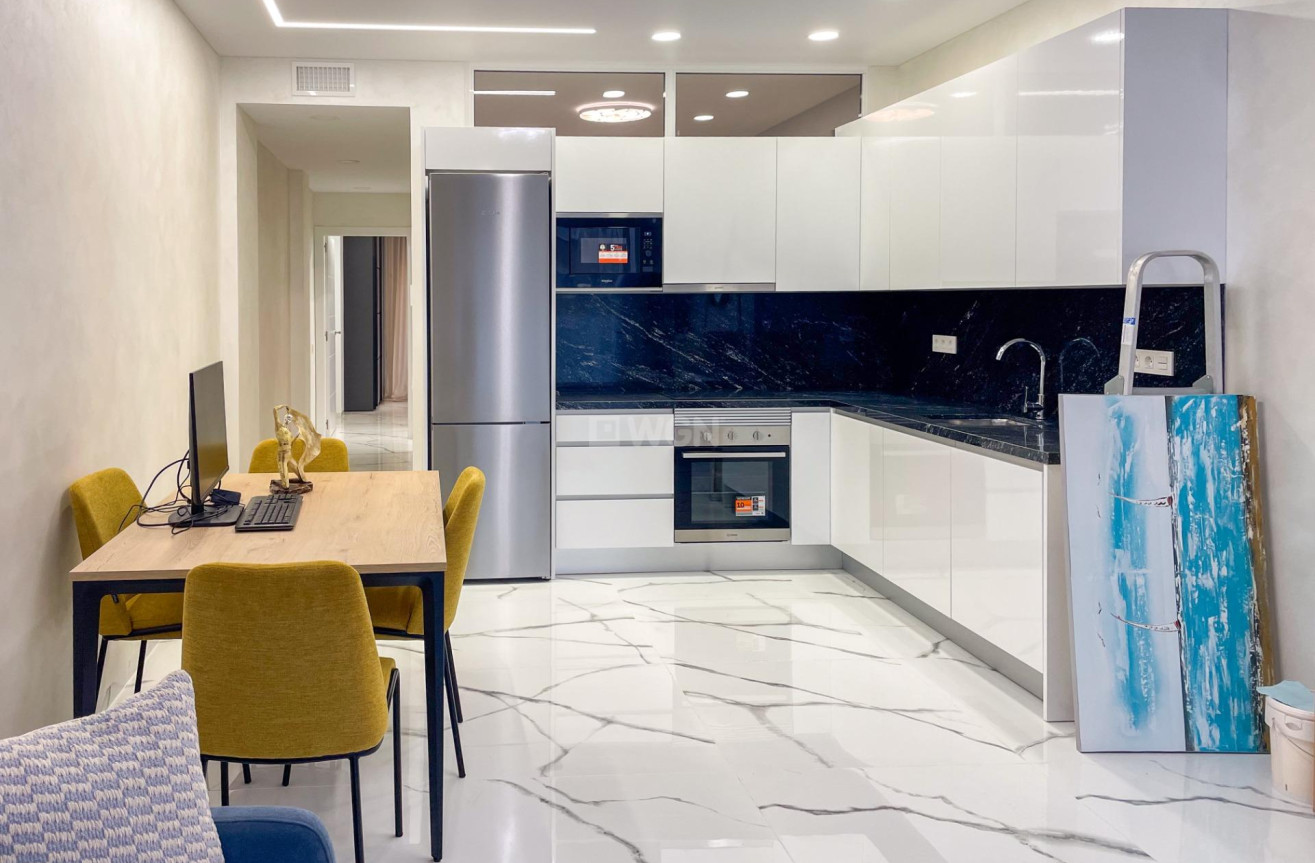 Odsprzedaż - Mieszkanie w bloku - Torrevieja - Playa del Cura