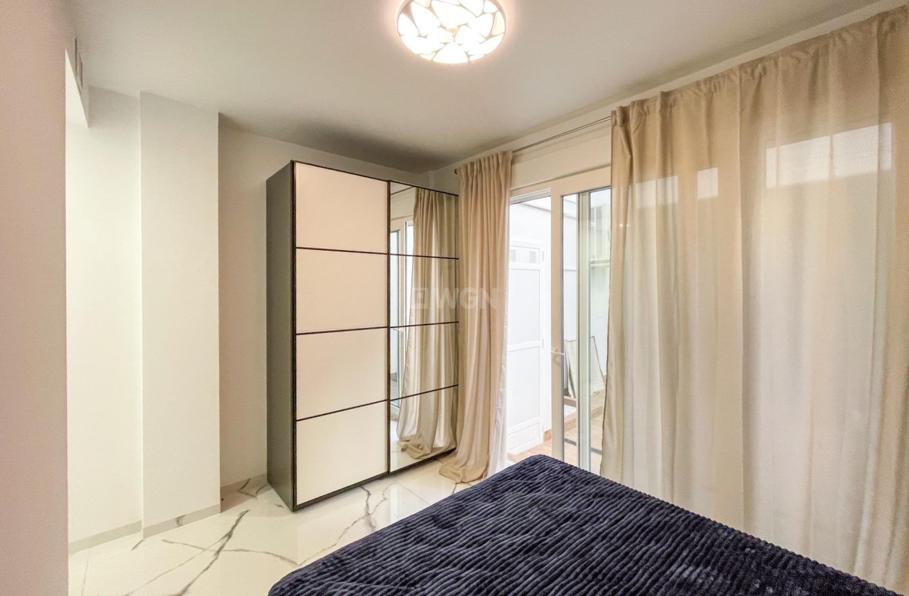 Odsprzedaż - Mieszkanie w bloku - Torrevieja - Playa del Cura