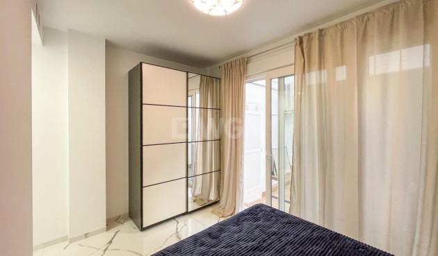 Odsprzedaż - Mieszkanie w bloku - Torrevieja - Playa del Cura