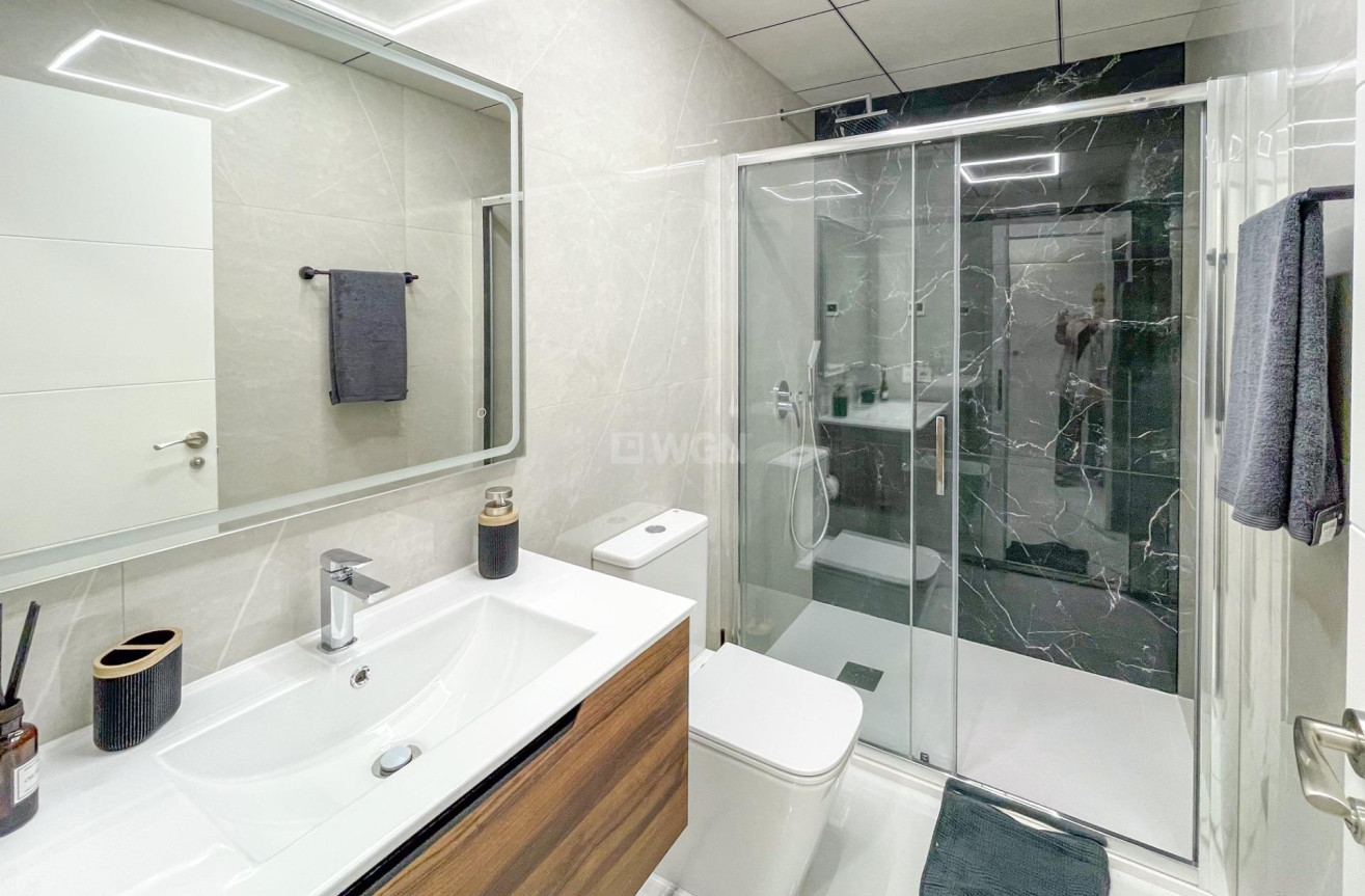 Odsprzedaż - Mieszkanie w bloku - Torrevieja - Playa del Cura