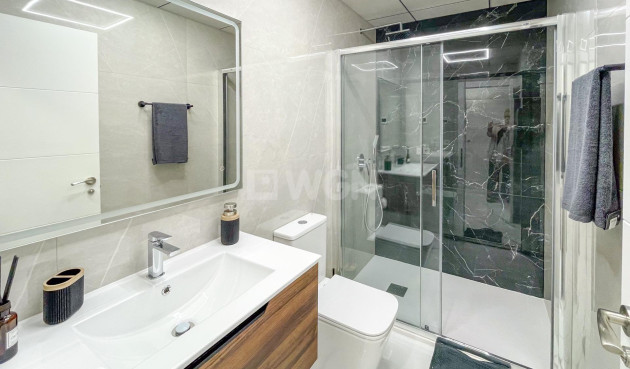 Odsprzedaż - Mieszkanie w bloku - Torrevieja - Playa del Cura