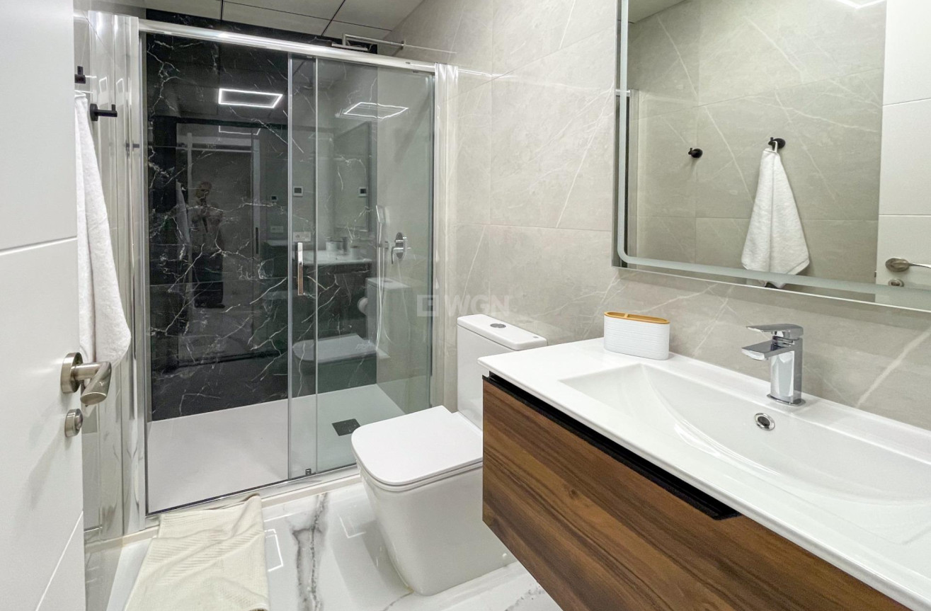 Odsprzedaż - Mieszkanie w bloku - Torrevieja - Playa del Cura