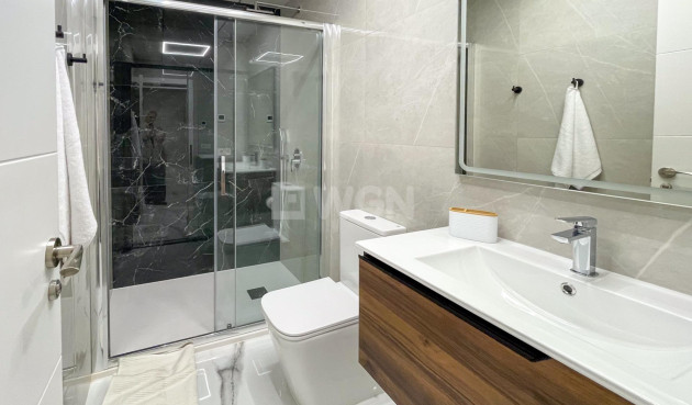 Odsprzedaż - Mieszkanie w bloku - Torrevieja - Playa del Cura