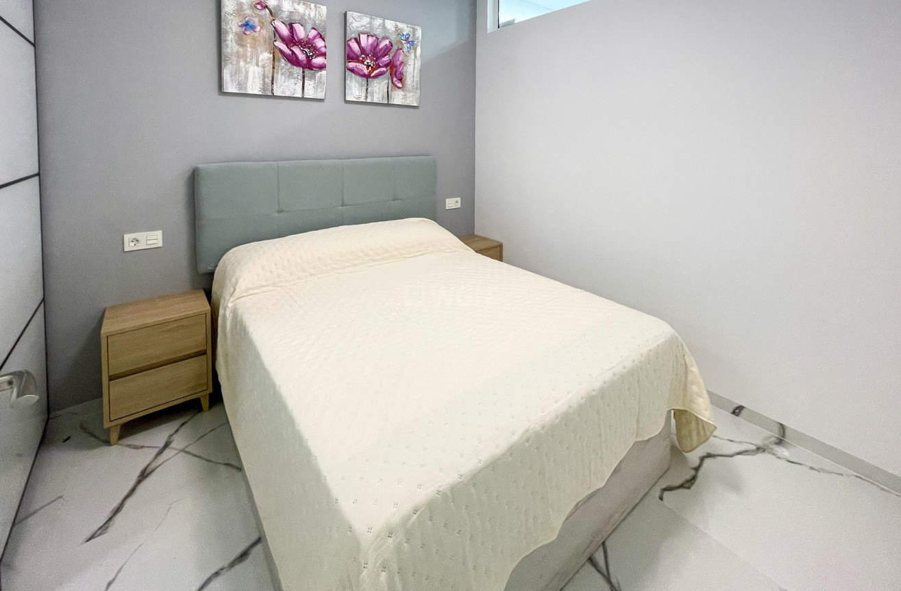 Odsprzedaż - Mieszkanie w bloku - Torrevieja - Playa del Cura