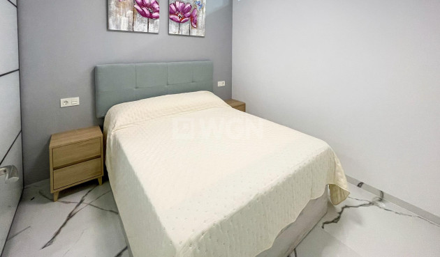 Odsprzedaż - Mieszkanie w bloku - Torrevieja - Playa del Cura