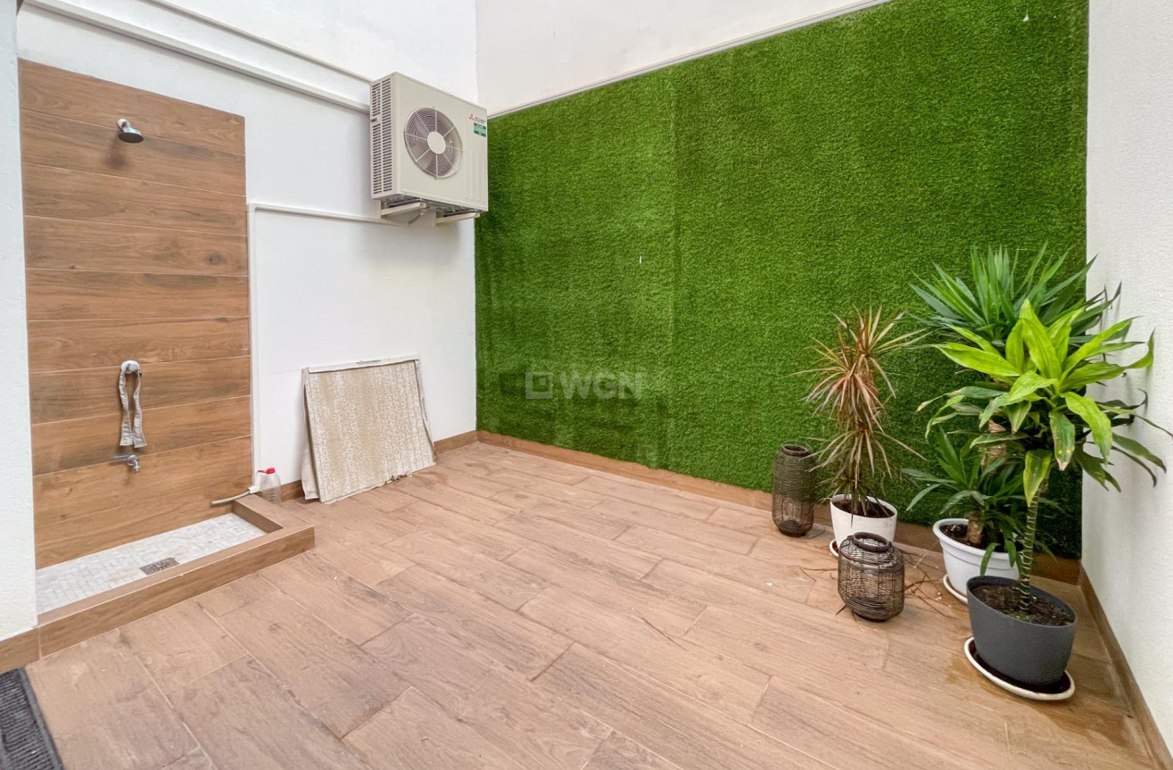 Odsprzedaż - Mieszkanie w bloku - Torrevieja - Playa del Cura