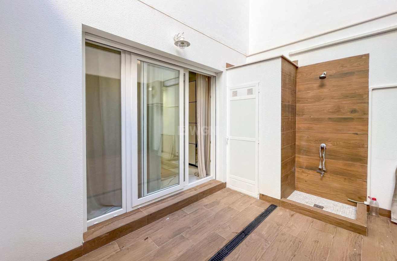 Odsprzedaż - Mieszkanie w bloku - Torrevieja - Playa del Cura