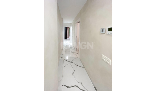 Odsprzedaż - Mieszkanie w bloku - Torrevieja - Playa del Cura