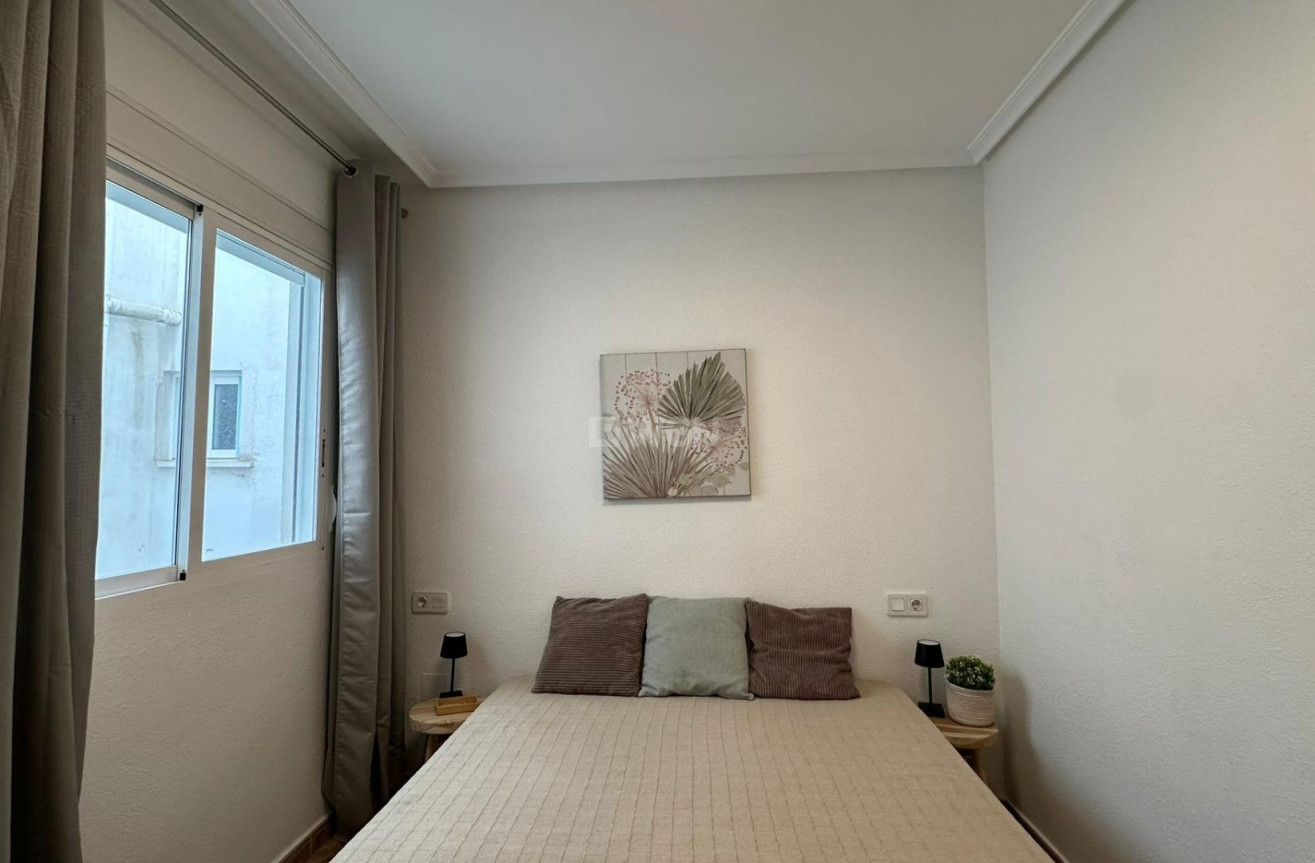 Odsprzedaż - Mieszkanie w bloku - Torrevieja - Estacion De Autobuses