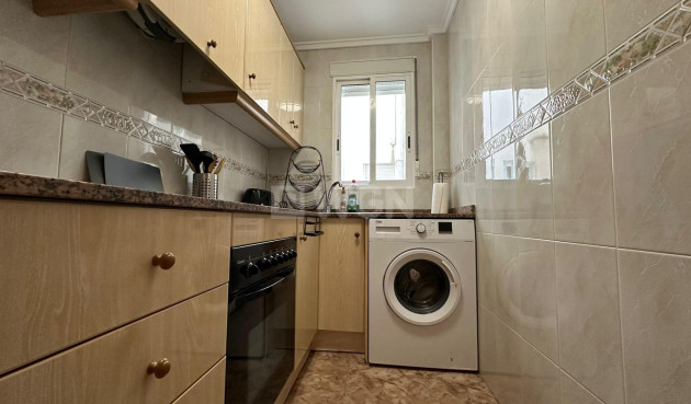 Odsprzedaż - Mieszkanie w bloku - Torrevieja - Estacion De Autobuses