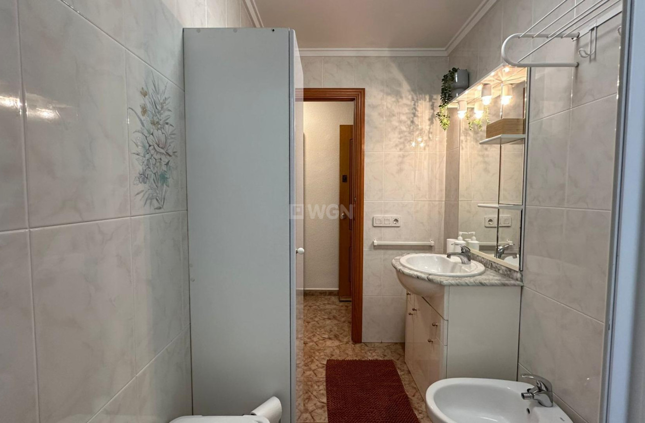 Odsprzedaż - Mieszkanie w bloku - Torrevieja - Estacion De Autobuses