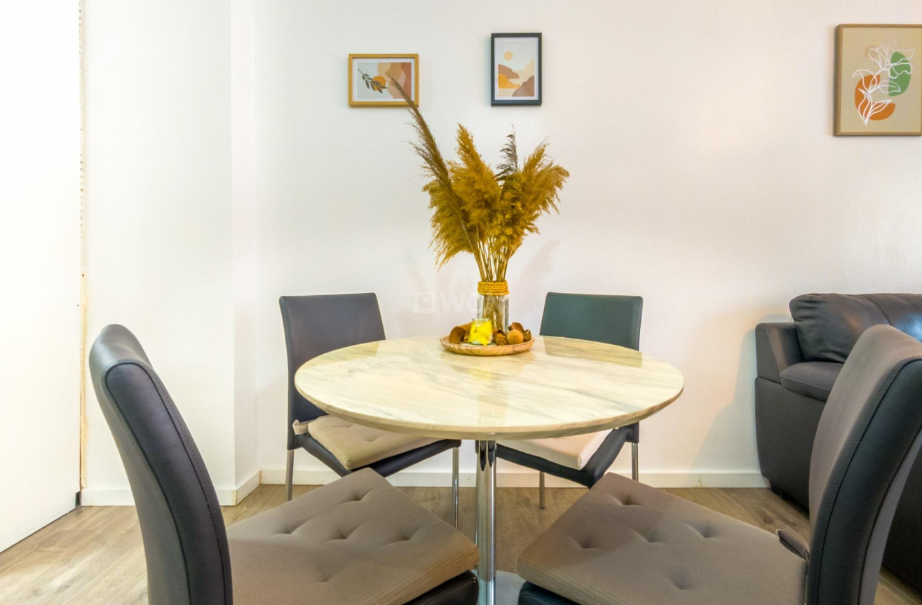 Odsprzedaż - Mieszkanie w bloku - Torrevieja - Estacion De Autobuses