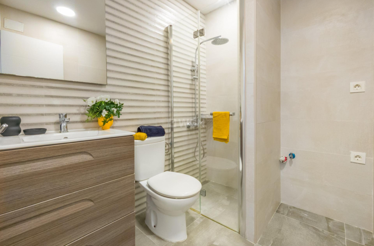 Odsprzedaż - Mieszkanie w bloku - Torrevieja - Estacion De Autobuses