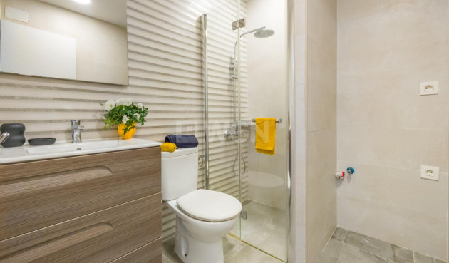 Odsprzedaż - Mieszkanie w bloku - Torrevieja - Estacion De Autobuses