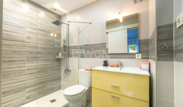 Odsprzedaż - Mieszkanie w bloku - Torrevieja - Estacion De Autobuses