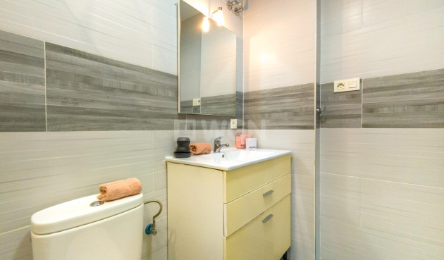 Odsprzedaż - Mieszkanie w bloku - Torrevieja - Estacion De Autobuses