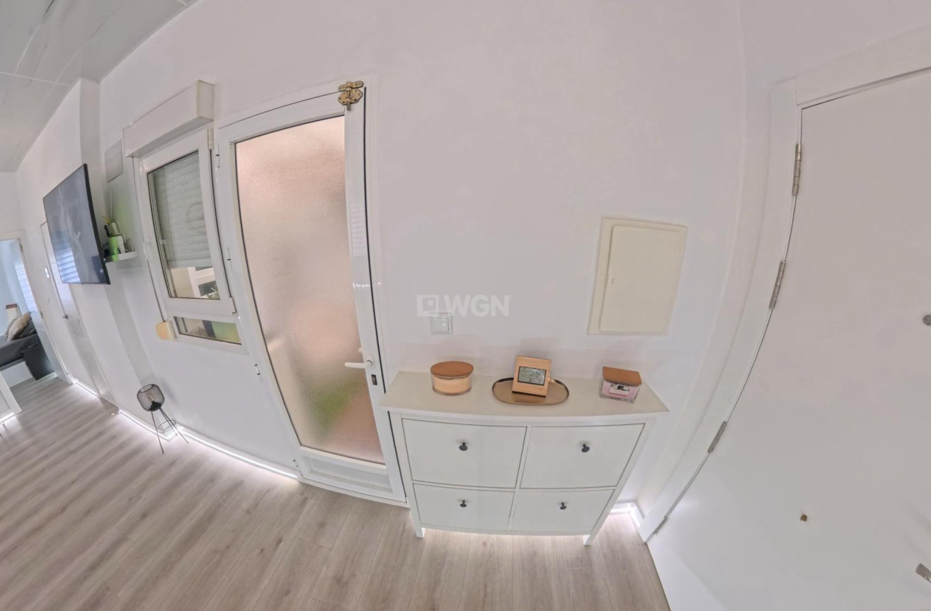 Odsprzedaż - Mieszkanie w bloku - Torrevieja - Playa del Cura