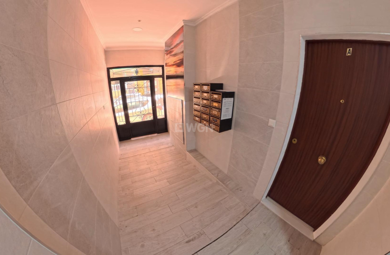 Odsprzedaż - Mieszkanie w bloku - Torrevieja - Playa del Cura