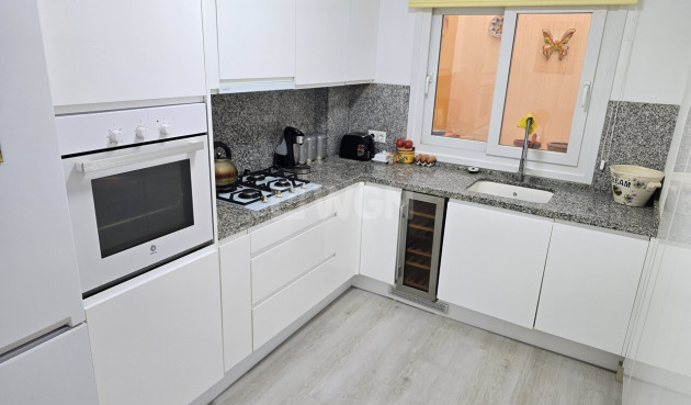 Odsprzedaż - Mieszkanie w bloku - Alcaucín - Inland