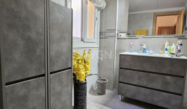 Odsprzedaż - Mieszkanie w bloku - Alcaucín - Inland