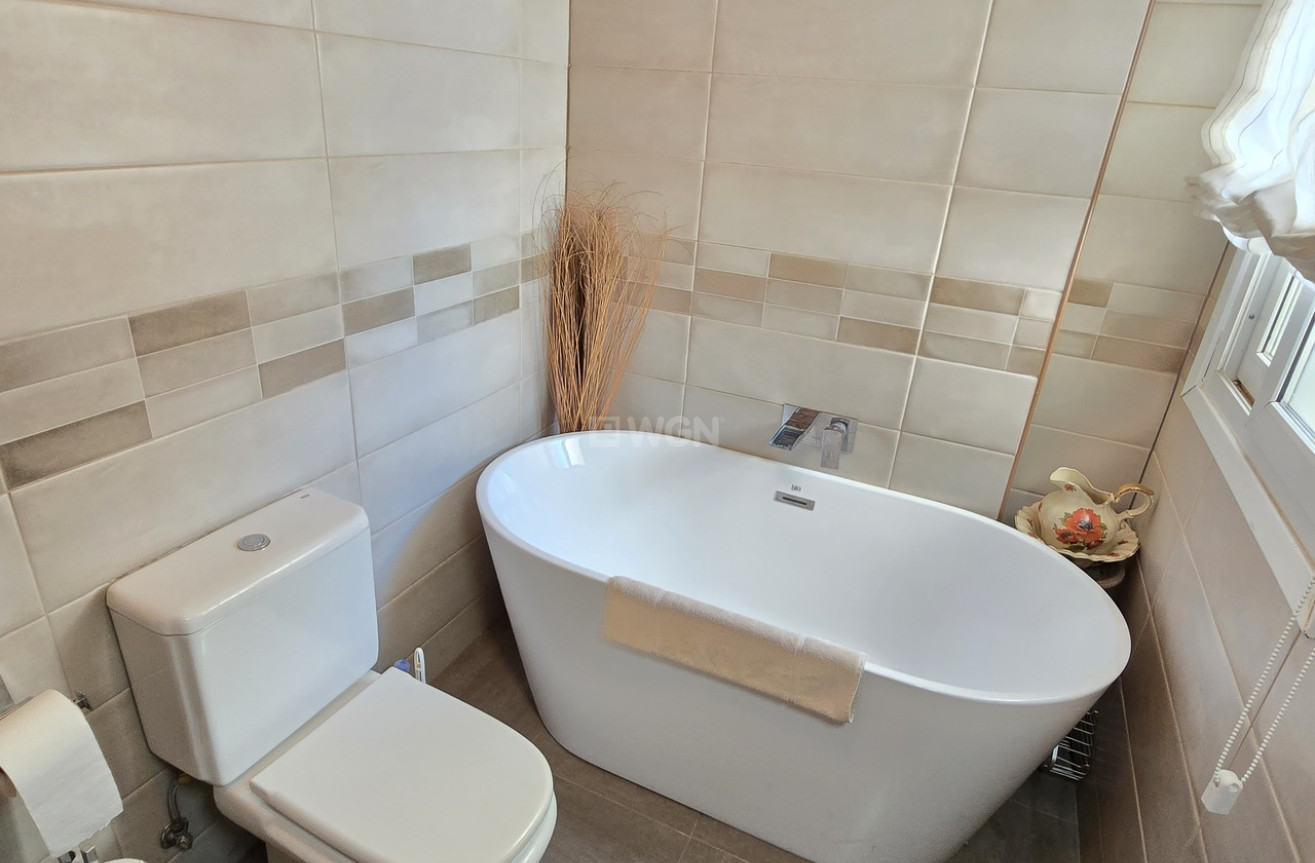 Odsprzedaż - Mieszkanie w bloku - Alcaucín - Inland