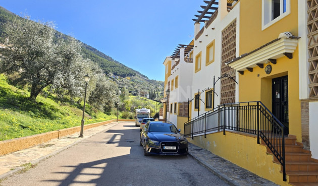 Odsprzedaż - Mieszkanie w bloku - Alcaucín - Inland