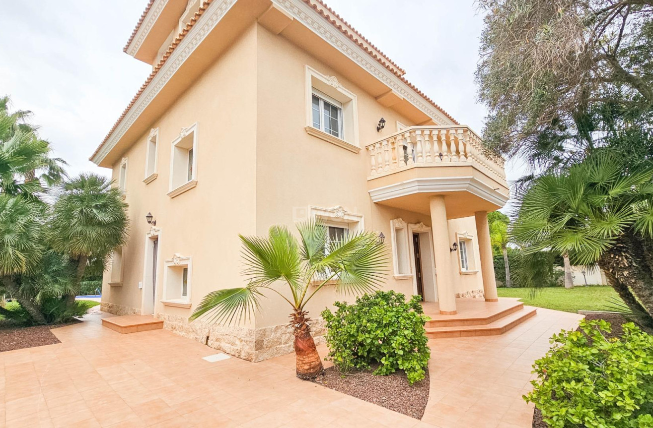 Resale - Villa - Cabo Roig