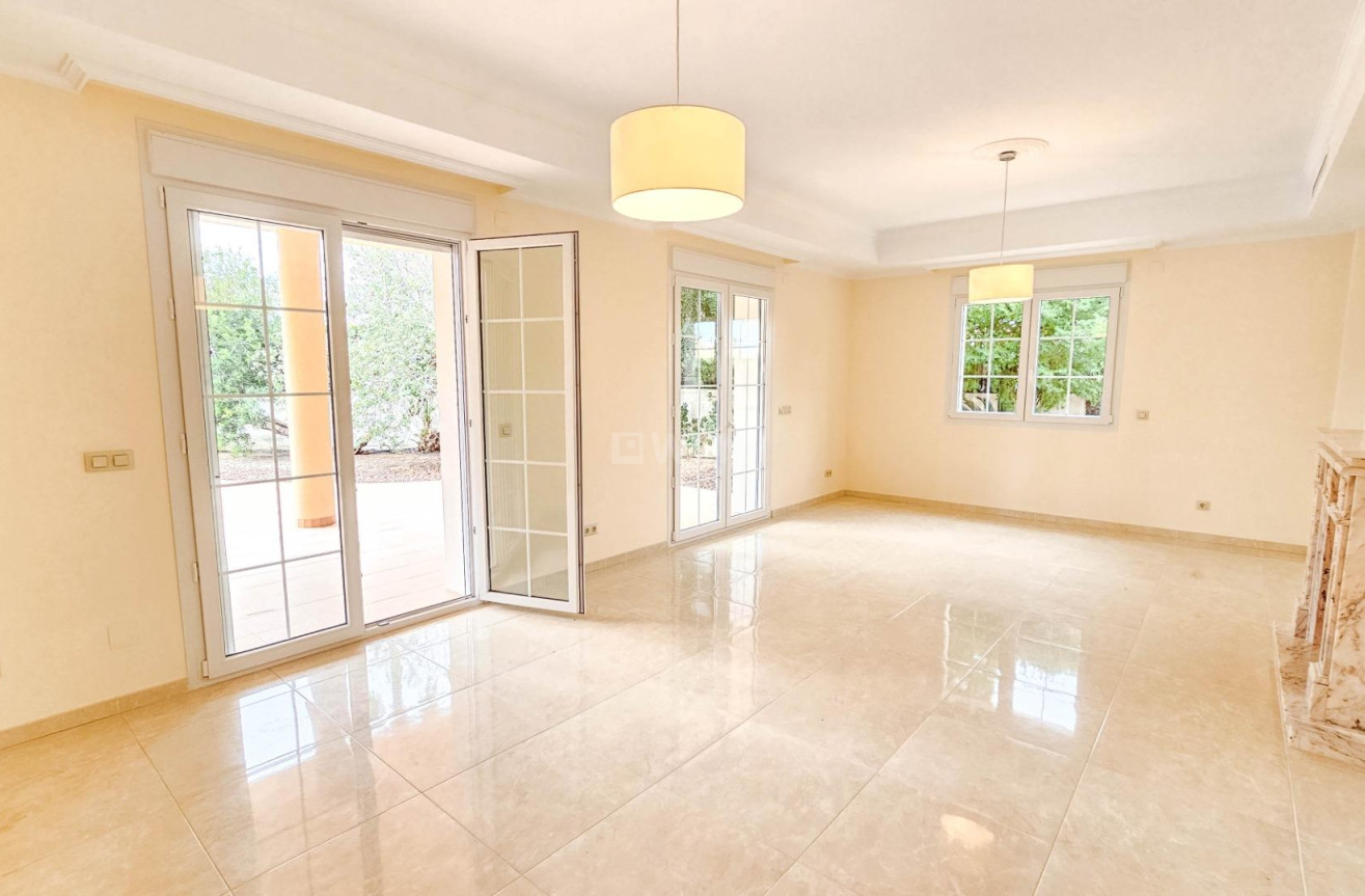 Resale - Villa - Cabo Roig