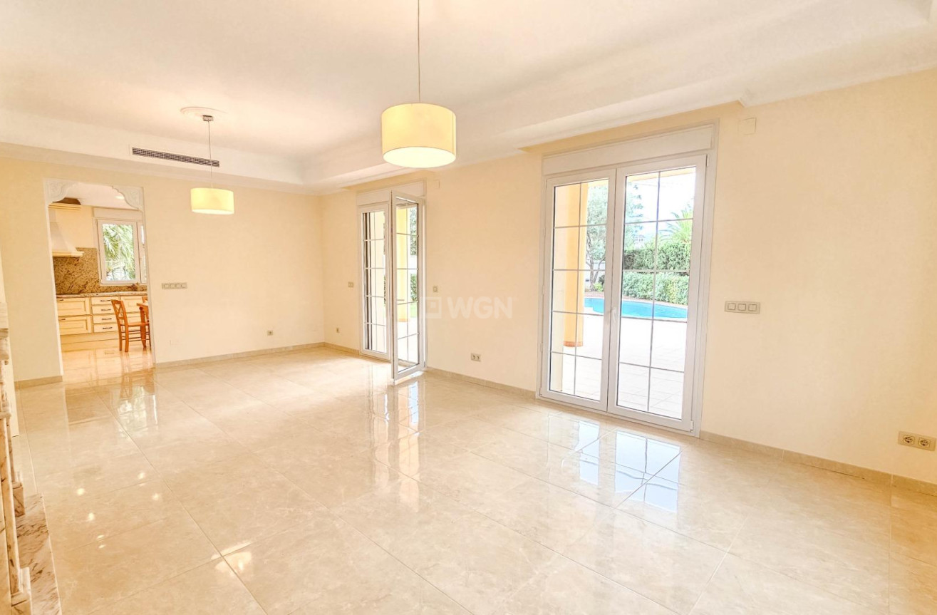 Resale - Villa - Cabo Roig