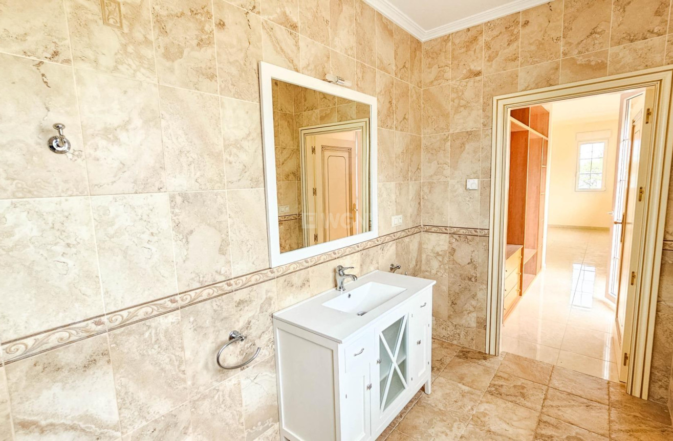 Resale - Villa - Cabo Roig